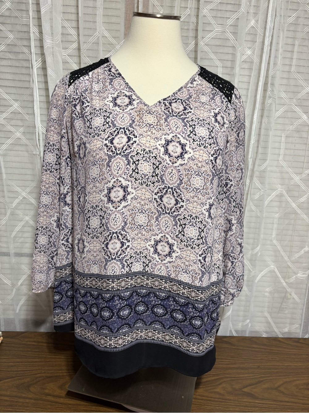 Black Rainn 2X Navy/Pale Pink Printed V-Neck Tunic w/Lace Shoulders 26 p2p 32L